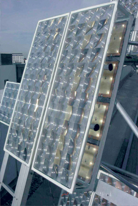 Ein FLATCON- Konzentrator-Modul, bestehend aus 48 Tandem-Einheiten (Foto: Fraunhofer ISE, Freiburg) 