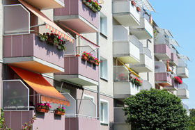 Hausfassade mit Balkonen