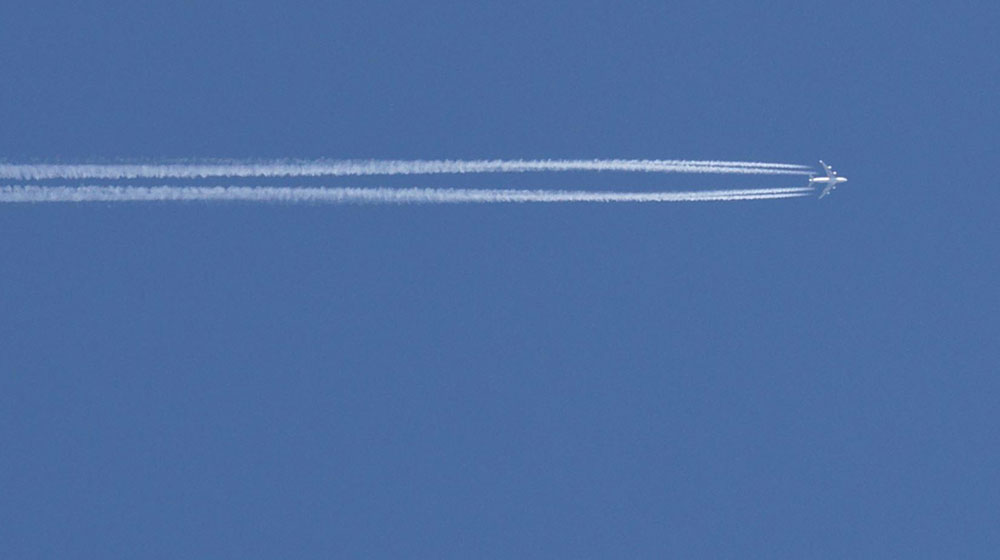 Kondensstreifen am Himmel